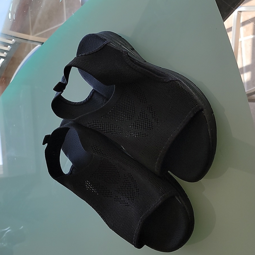 Simple stretch sandals. 8 wide. Nwot.